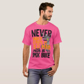 Onderschat nooit een oud Man met een BmxBek T-shirt (Voorkant volledig)
