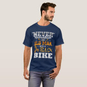 Onderschat nooit een oud Man met een BmxBek T-shirt (Voorkant volledig)