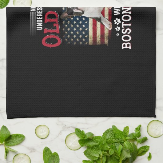 Onderschat nooit een oud Man met een Boston Theedoek (Gevouwen)