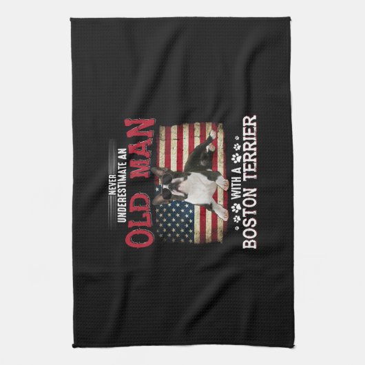 Onderschat nooit een oud Man met een Boston Theedoek (Verticaal)