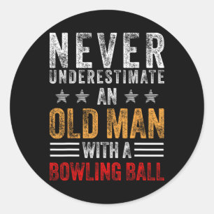 Onderschat nooit een oud Man met een Bowling Ball Ronde Sticker