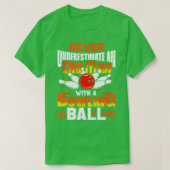Onderschat nooit een oud Man met een Bowling Ball T-shirt (Design voorkant)