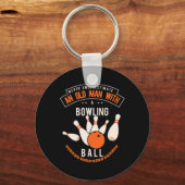 Onderschat nooit een oud man met een bowlingbal sleutelhanger (Voorkant)