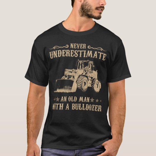 Onderschat nooit een oud Man met een bulldozer T-shirt (Voorkant)