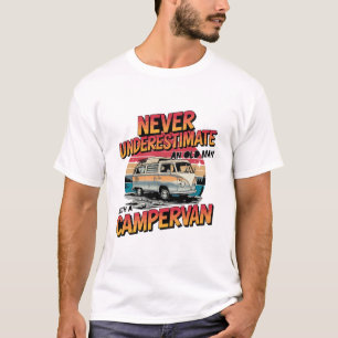 Onderschat nooit een oud Man met een camper T-shirt