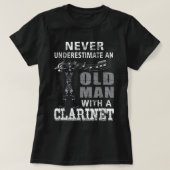 Onderschat nooit een oud Man met een Clarinet Pla T-shirt (Design voorkant)