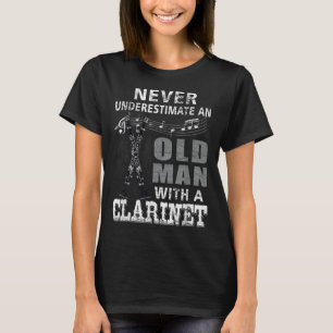 Onderschat nooit een oud Man met een Clarinet Pla T-shirt