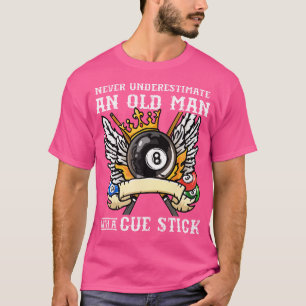 Onderschat nooit een oud Man met een cue stick T-shirt