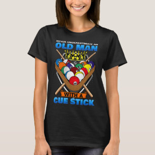 Onderschat nooit een oud Man met een cue stick T-shirt