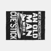Onderschat nooit een oud Man met een cue-sticker. Fleece Deken (Voorkant (Horizontaal))