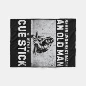 Onderschat nooit een oud Man met een cue-sticker. Fleece Deken (Voorkant (Horizontaal))