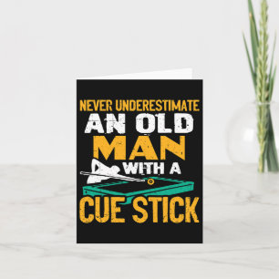 Onderschat nooit een oud Man met een cue-sticker. Kaart