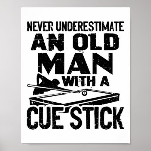 Onderschat nooit een oud Man met een cue-sticker. Poster