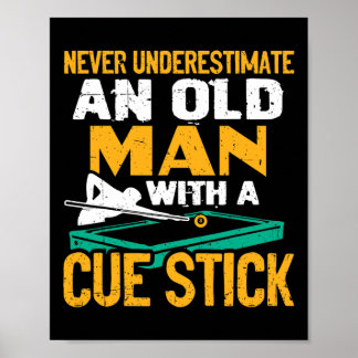 Onderschat nooit een oud Man met een cue-sticker. Poster
