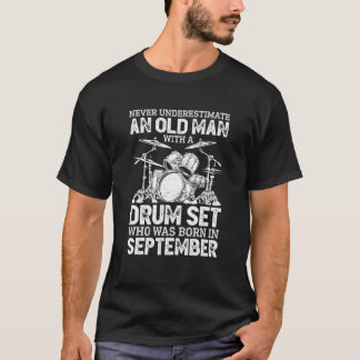 Onderschat nooit een oud Man met een drumstel sep T-shirt
