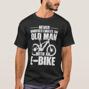 Onderschat nooit een oud Man met een E-Bike-cyclus T-shirt