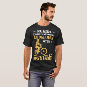 Onderschat nooit een oud Man met een fiets T-shirt
