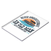 Onderschat nooit een oud Man met een fototoon bord Notitieboek (Linkerzijde)