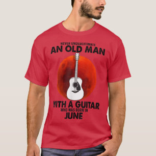 Onderschat nooit een oud Man met een gitaar June T-shirt