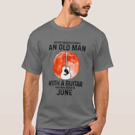 Onderschat nooit een oud Man met een gitaar June T-shirt (Voorkant)