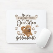 Onderschat nooit een oud Man met een Goldendoedle Muismat (Met muis)