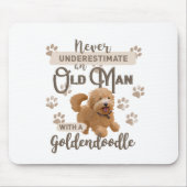 Onderschat nooit een oud Man met een Goldendoedle Muismat (Voorkant)