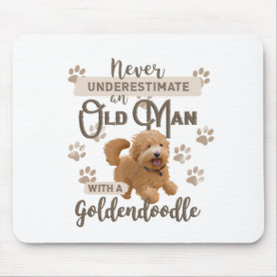 Onderschat nooit een oud Man met een Goldendoedle Muismat