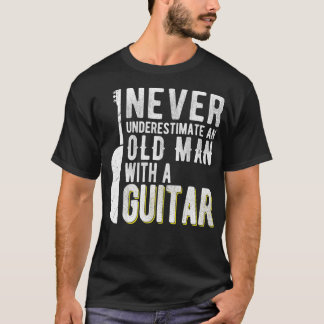 Onderschat nooit een oud man met een Guitar 2 T-shirt