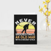Onderschat nooit een oud Man met een hockeystick Kaart (Gele Bloem)