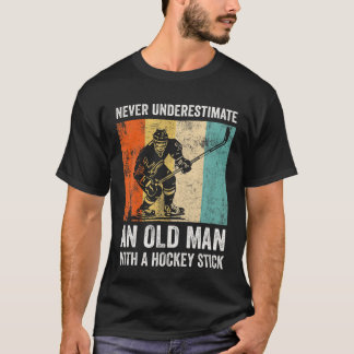 Onderschat nooit een oud Man met een hockeystick T-shirt