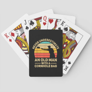 Onderschat nooit een oud Man met een hoes. Pokerkaarten