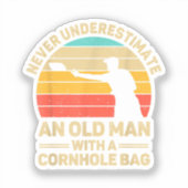 Onderschat nooit een oud Man met een hoes. Sticker (Voorkant)