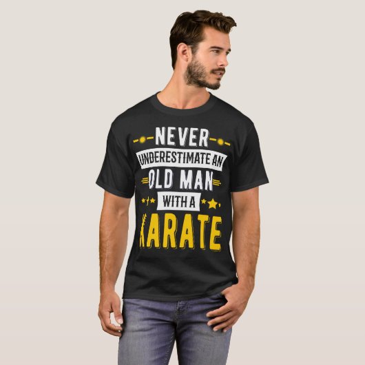 Onderschat nooit een oud Man met een karaat T-shirt (Voorkant volledig)