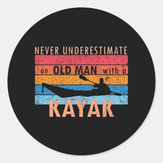 Onderschat nooit een oud man met een Kayak Ronde Sticker (Voorkant)