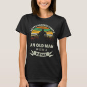 Onderschat nooit een oud Man met een Kayak-vader T-shirt (Voorkant)