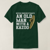 Onderschat nooit een oud Man met een kazoo T-shirt (Design voorkant)