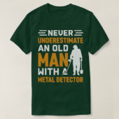 Onderschat nooit een oud man met een Metaal Detect T-shirt (Design voorkant)