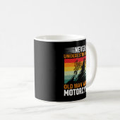 Onderschat nooit een oud Man met een motorfiets Koffiemok (Voorkant rechts)