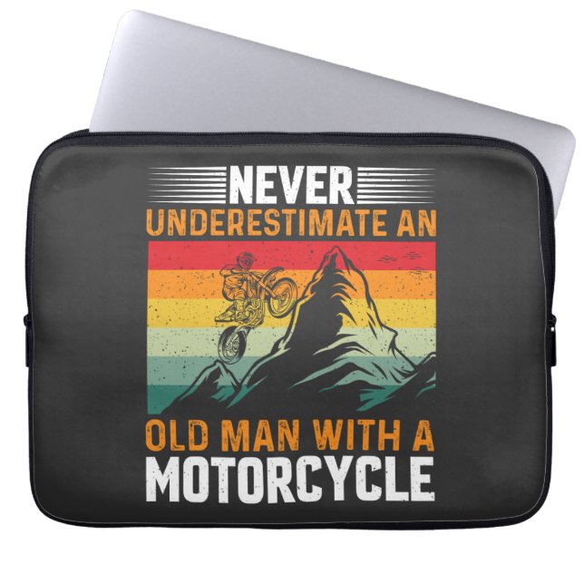 Onderschat nooit een oud Man met een motorfiets Laptop Sleeve (Voorkant)