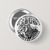 Onderschat nooit een oud Man met een motorfiets Ronde Button 5,7 Cm (Voorkant /achterkant)
