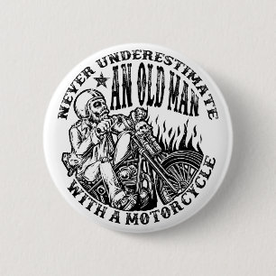 Onderschat nooit een oud Man met een motorfiets Ronde Button 5,7 Cm