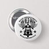 Onderschat nooit een oud Man met een motorfiets Ronde Button 5,7 Cm (Voorkant /achterkant)