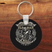 Onderschat nooit een oud Man met een motorfiets Sleutelhanger (Voorkant)