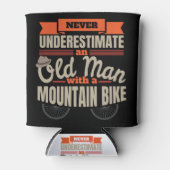 Onderschat nooit een oud man met een mountainbike blikjeskoeler (Voorkant)