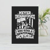 Onderschat nooit een oud Man met een neusmobiele Kaart (Staand voorkant)