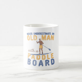 Onderschat nooit een oud Man met een pedelbord Koffiemok