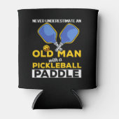 Onderschat nooit een oud Man met een pickleball Blikjeskoeler (Voorkant)