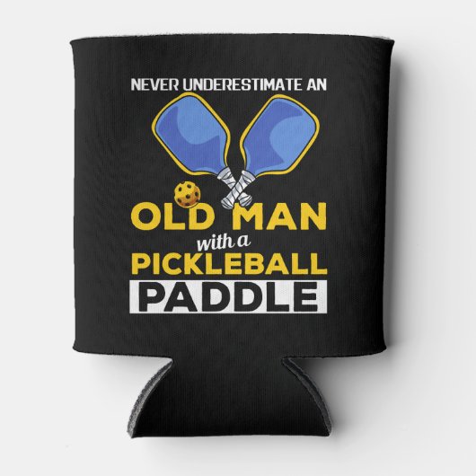 Onderschat nooit een oud Man met een pickleball Blikjeskoeler (Voorkant)
