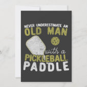Onderschat nooit een oud Man met een Pickleball Kaart (Voorkant)
