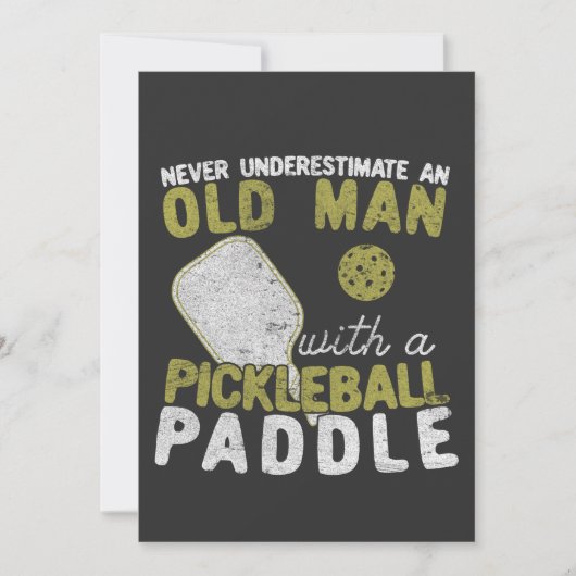 Onderschat nooit een oud Man met een Pickleball Kaart (Voorkant)